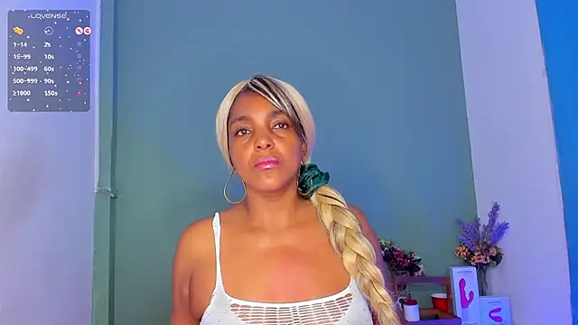 Snapshot of LovelyNickii chatting on February 17, 3:42 pm LovelyNickii online show from February 17, 3:42 pm