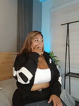 Snapshot of Elise-Leyton chatting on May 22, 4:56 pm Elise-Leyton online show from May 22, 4:56 pm