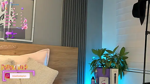 Snapshot of Elise-Leyton chatting on June 4, 6:14 pm Elise-Leyton online show from June 4, 6:14 pm