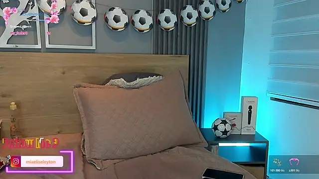 Snapshot of Elise-Leyton chatting on June 14, 2:24 am Elise-Leyton online show from June 14, 2:24 am