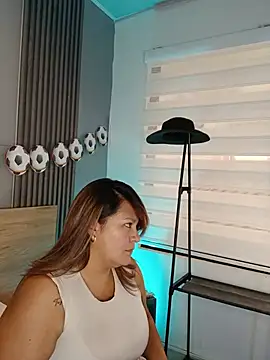 Snapshot of Elise-Leyton chatting on July 6, 9:06 pm Elise-Leyton online show from July 6, 9:06 pm