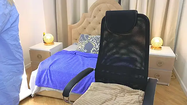 M I A M I A online show from December 15, 10:30 am