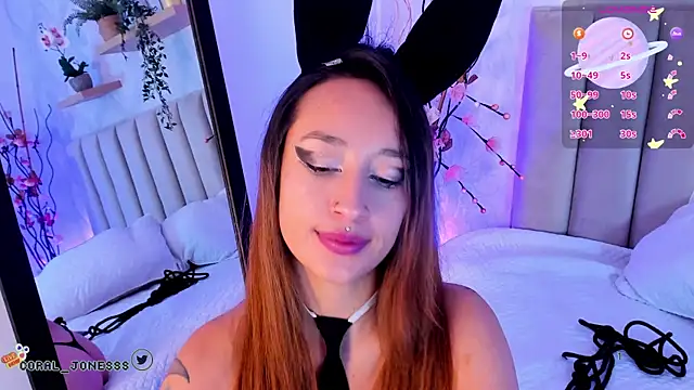 Snapshot of coral_jonesss chatting on February 8, 1:54 pm coral jonesss online show from February 8, 1:54 pm