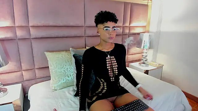 Snapshot of LuciaWallace chatting on October 10, 3:49 am LuciaWallace online show from October 10, 3:49 am