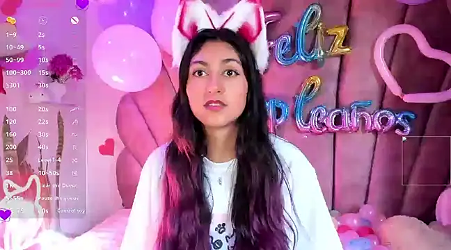 Snapshot of sweetfoxy_17 chatting on February 17, 9:30 pm sweetfoxy 17 online show from February 17, 9:30 pm