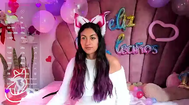 Snapshot of sweetfoxy_17 chatting on February 18, 3:54 pm sweetfoxy 17 online show from February 18, 3:54 pm