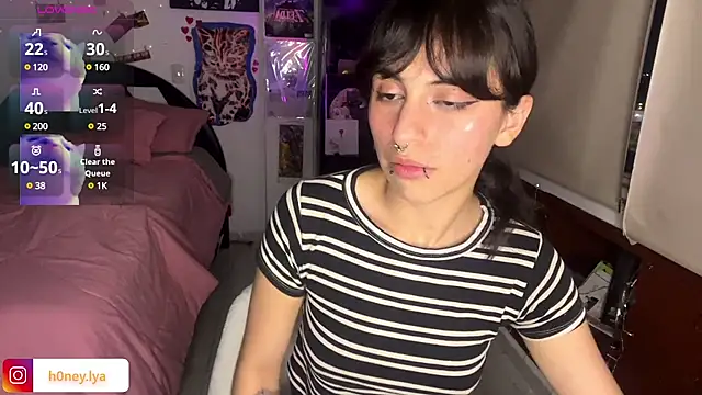 Snapshot of B0nnie_H0ney chatting on February 18, 12:15 am B0nnie H0ney online show from February 18, 12:15 am