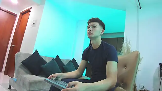 Snapshot of orlando_yate chatting on March 5, 6:23 am orlando yate online show from March 5, 6:23 am