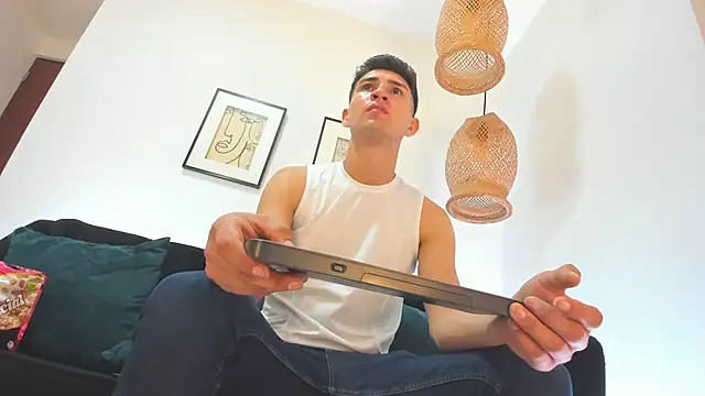 Snapshot of orlando_yate chatting on March 21, 1:45 am orlando yate online show from March 21, 1:45 am