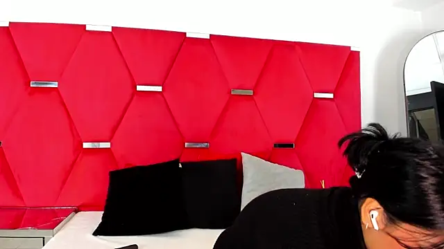 Salmaportman69 online show from March 7, 8:06 pm