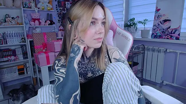 Snapshot of Catharsisi chatting on October 29, 1:46 pm Catharsisi online show from October 29, 1:46 pm