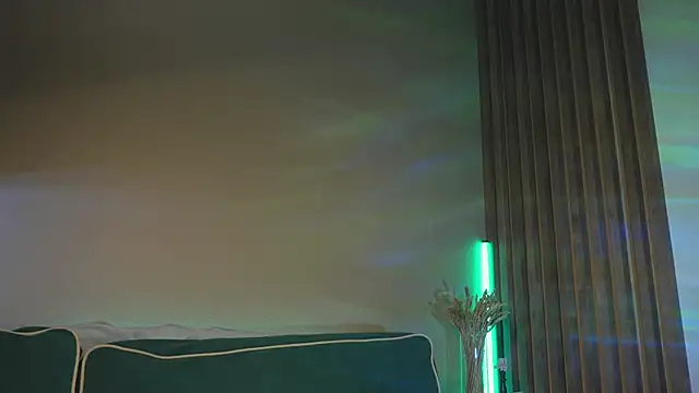 Snapshot of milasmiu chatting on February 12, 9:11 pm milasmiu online show from February 12, 9:11 pm