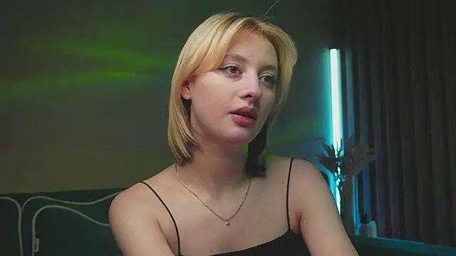 Snapshot of milasmiu chatting on February 19, 9:25 pm milasmiu online show from February 19, 9:25 pm