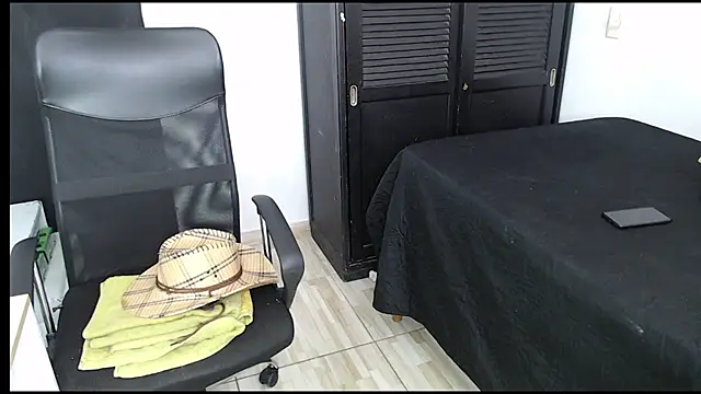 avis lara online show from October 31, 3:46 pm