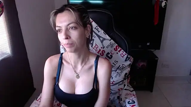 Snapshot of Princezzlove3 chatting on January 13, 6:27 pm Princezzlove3 online show from January 13, 6:27 pm