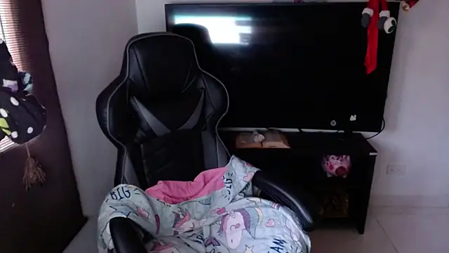 Snapshot of Princezzlove3 chatting on January 18, 9:02 pm Princezzlove3 online show from January 18, 9:02 pm