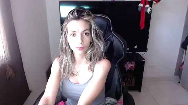 Snapshot of Princezzlove3 chatting on January 20, 8:18 pm Princezzlove3 online show from January 20, 8:18 pm