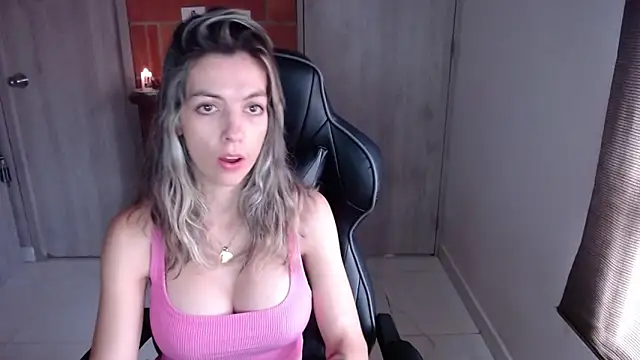 Snapshot of Princezzlove3 chatting on January 31, 2:17 pm Princezzlove3 online show from January 31, 2:17 pm