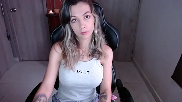 Snapshot of Princezzlove3 chatting on February 4, 12:33 pm Princezzlove3 online show from February 4, 12:33 pm