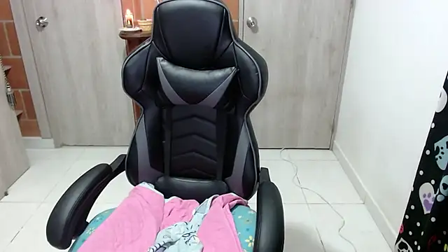 Snapshot of Princezzlove3 chatting on February 6, 12:00 am Princezzlove3 online show from February 6, 12:00 am