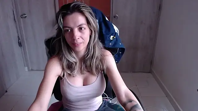 Snapshot of Princezzlove3 chatting on February 8, 2:49 pm Princezzlove3 online show from February 8, 2:49 pm