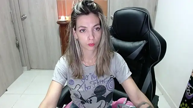 Snapshot of Princezzlove3 chatting on February 9, 2:06 am Princezzlove3 online show from February 9, 2:06 am