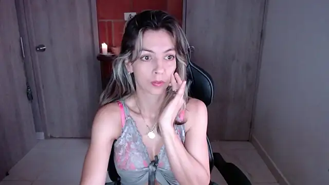 Snapshot of Princezzlove3 chatting on February 12, 12:12 pm Princezzlove3 online show from February 12, 12:12 pm