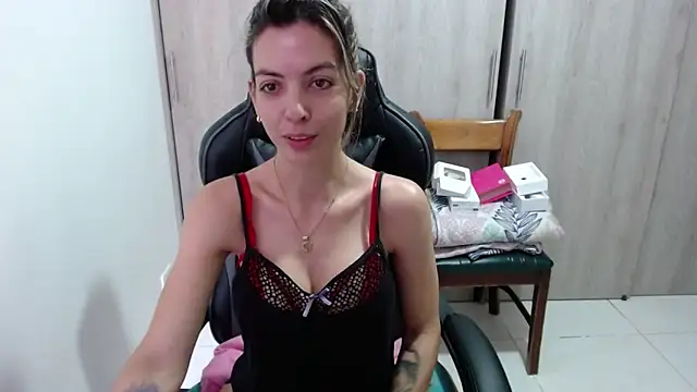 Snapshot of Princezzlove3 chatting on February 13, 2:52 pm Princezzlove3 online show from February 13, 2:52 pm