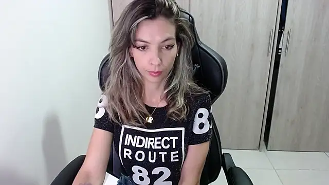 Snapshot of Princezzlove3 chatting on February 15, 5:17 pm Princezzlove3 online show from February 15, 5:17 pm