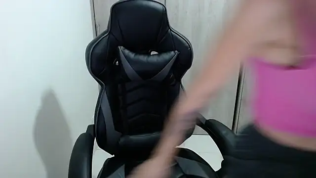 Snapshot of Princezzlove3 chatting on February 21, 12:05 am Princezzlove3 online show from February 21, 12:05 am