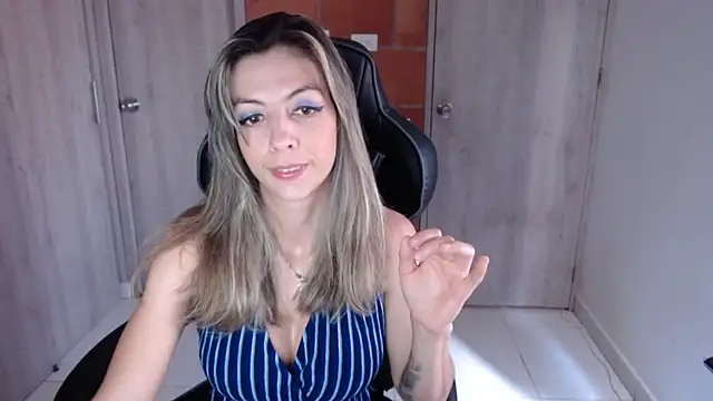 Snapshot of Princezzlove3 chatting on March 8, 3:35 pm Princezzlove3 online show from March 8, 3:35 pm