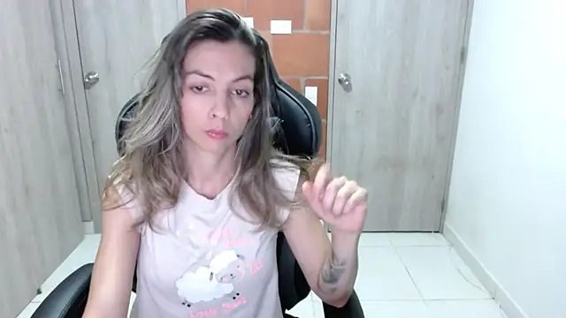 Snapshot of Princezzlove3 chatting on March 13, 11:27 pm Princezzlove3 online show from March 13, 11:27 pm