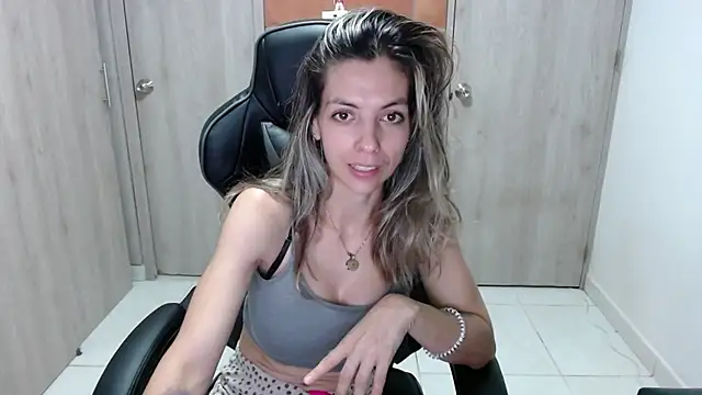 Snapshot of Princezzlove3 chatting on March 20, 1:35 am Princezzlove3 online show from March 20, 1:35 am