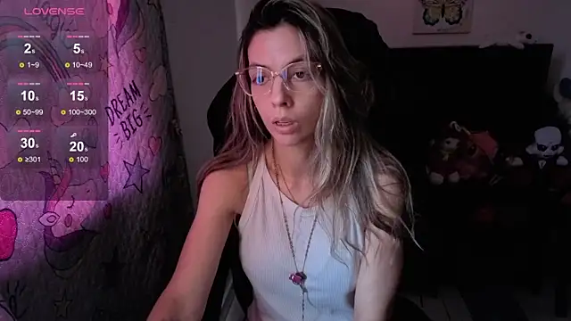 Snapshot of Princezzlove3 chatting on September 27, 4:23 pm Princezzlove3 online show from September 27, 4:23 pm