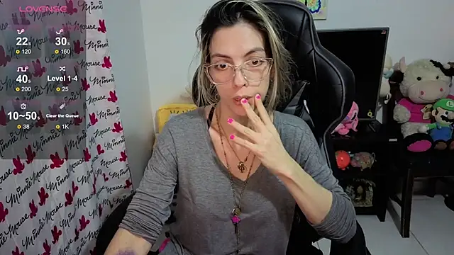 Snapshot of Princezzlove3 chatting on October 1, 12:05 am Princezzlove3 online show from October 1, 12:05 am