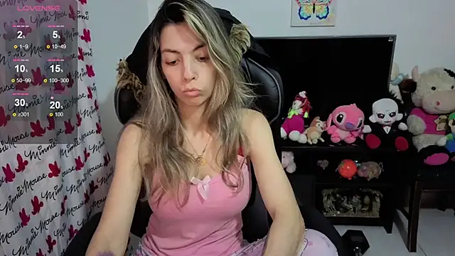 Snapshot of Princezzlove3 chatting on October 5, 4:05 pm Princezzlove3 online show from October 5, 4:05 pm