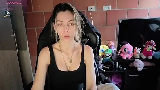 Snapshot of Princezzlove3 chatting on October 11, 1:42 pm Princezzlove3 online show from October 11, 1:42 pm