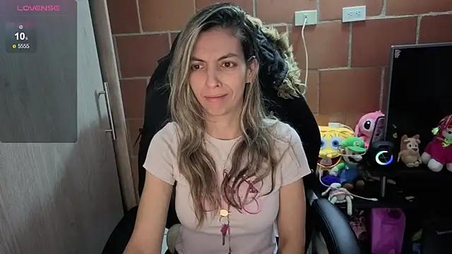 Snapshot of Princezzlove3 chatting on October 18, 12:13 am Princezzlove3 online show from October 18, 12:13 am