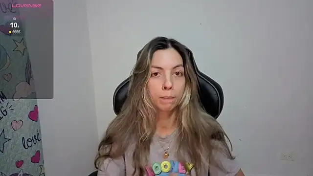 Snapshot of Princezzlove3 chatting on December 16, 1:32 am Princezzlove3 online show from December 16, 1:32 am