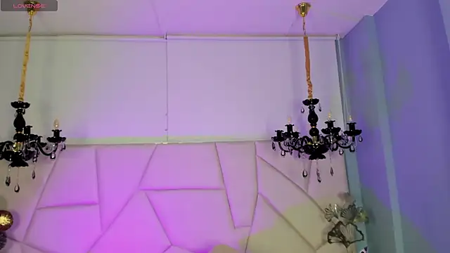 Snapshot of Aitana_Hilton_ chatting on November 10, 11:42 am Aitana Hilton online show from November 10, 11:42 am