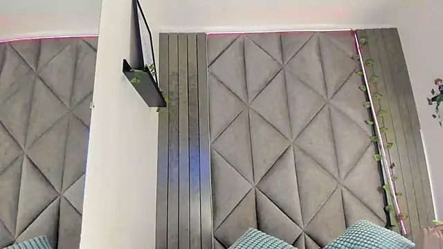 Snapshot of SabrinaSpell_ chatting on December 14, 11:48 am SabrinaSpell online show from December 14, 11:48 am