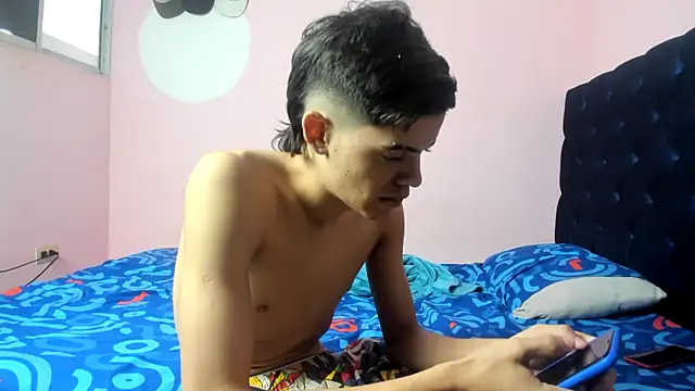 Latinos 2001 online show from March 12, 12:33 pm