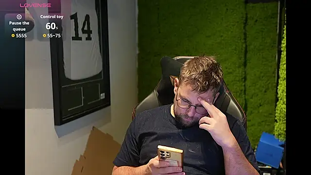 Snapshot of justinitt chatting on December 2, 1:28 pm justinitt online show from December 2, 1:28 pm