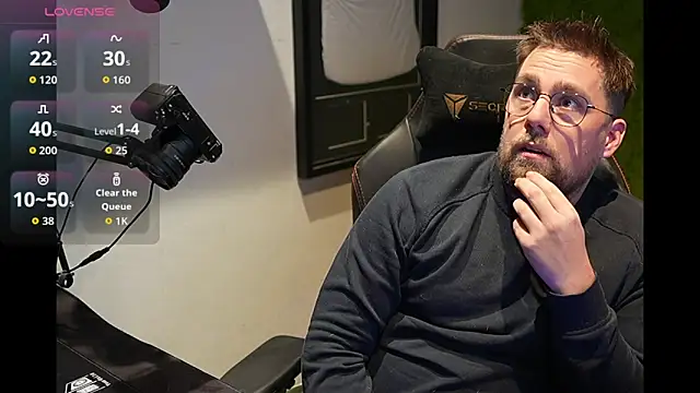 Snapshot of justinitt chatting on December 14, 8:02 pm justinitt online show from December 14, 8:02 pm