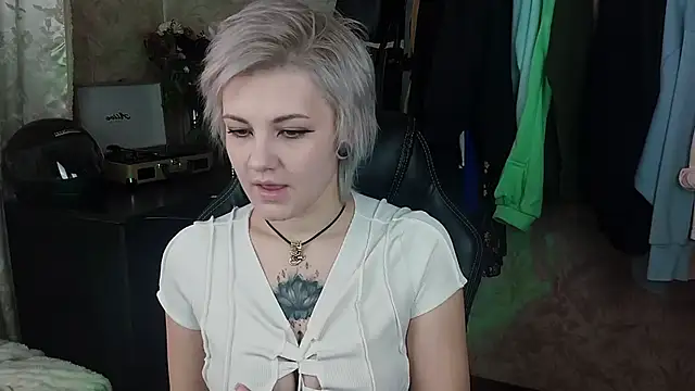 Snapshot of EvaBrownie chatting on February 2, 9:30 am EvaBrownie online show from February 2, 9:30 am