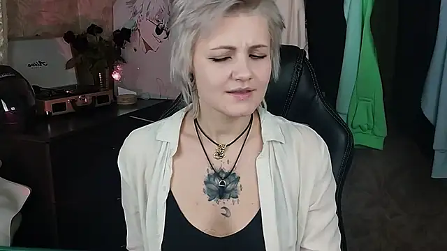 Snapshot of EvaBrownie chatting on February 4, 2:43 pm EvaBrownie online show from February 4, 2:43 pm