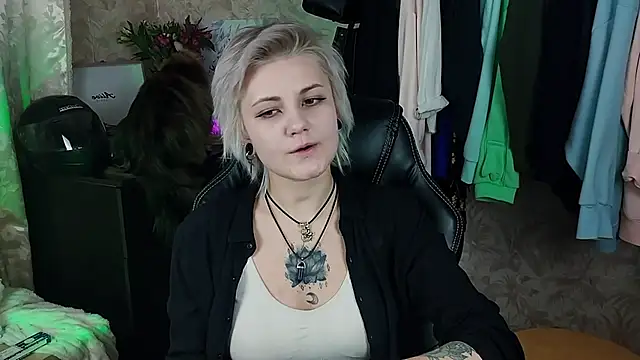 Snapshot of EvaBrownie chatting on February 5, 1:11 pm EvaBrownie online show from February 5, 1:11 pm