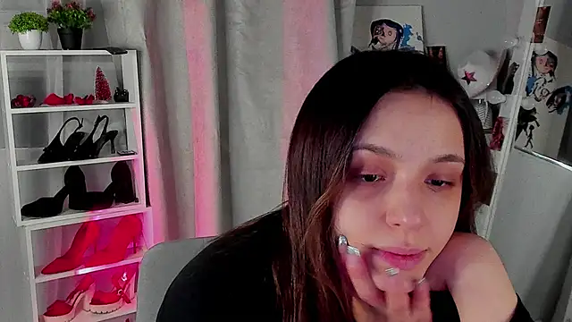 Snapshot of Sahara_Shields chatting on December 14, 10:20 am Sahara Shields online show from December 14, 10:20 am