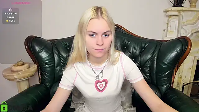 Snapshot of HillEva chatting on October 25, 7:05 am HillEva online show from October 25, 7:05 am