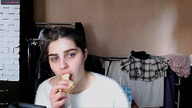 Snapshot of _Roselina_ chatting on March 16, 11:47 am Roselina online show from March 16, 11:47 am